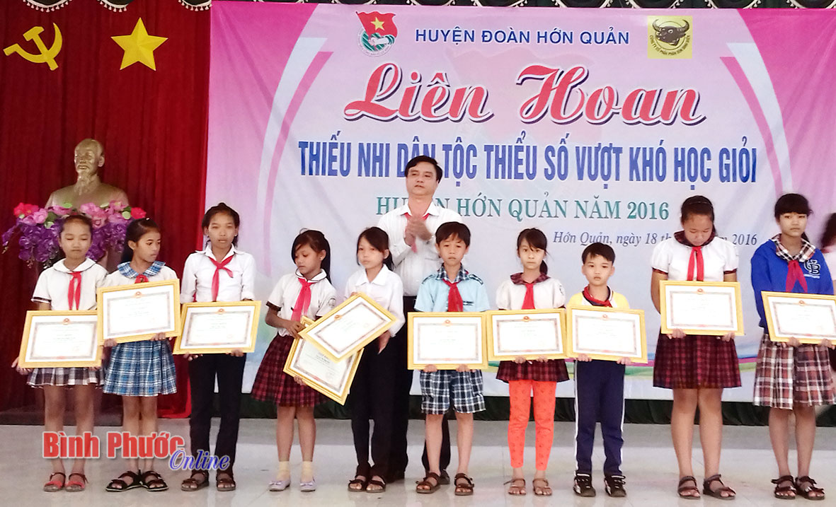 Lãnh đạo UBND huyện khen thưởng 10 em thiếu nhi tại liên hoan