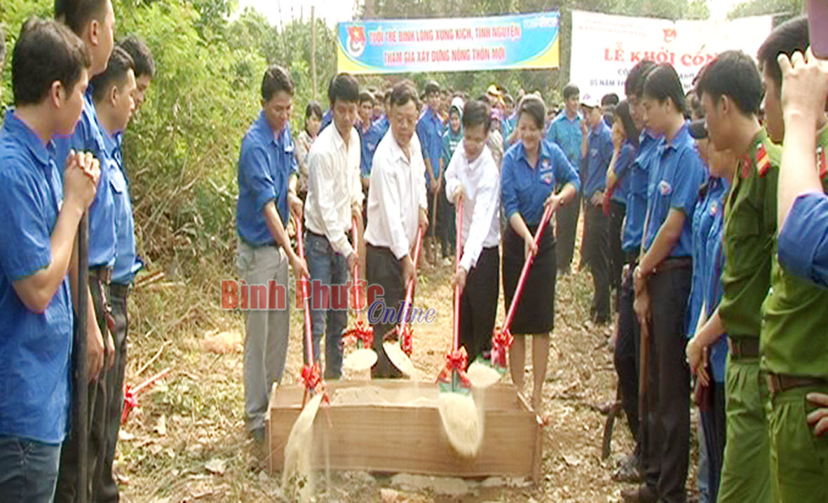 Lãnh đạo Tỉnh đoàn, Thị ủy, UBND thị xã Bình Long, đơn vị thi công thực hiện nghi lễ khởi công cây cầu