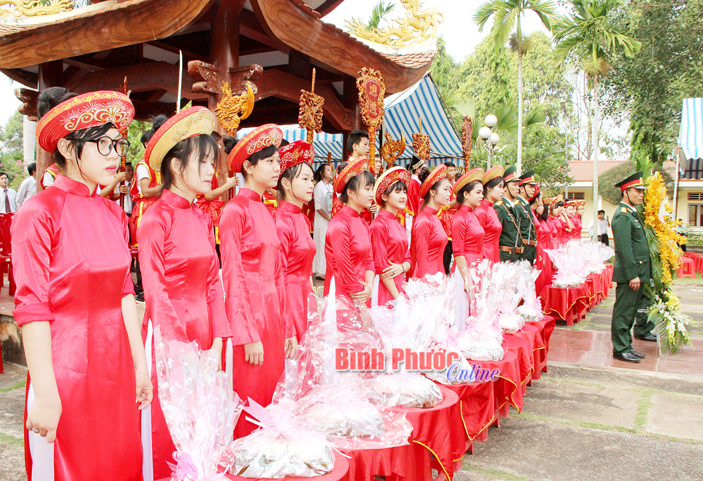 18 mâm bánh chưng, bánh giầy cùng các loại trầu, cau, trà, rượu, nhang dâng cúng Vua Hùng