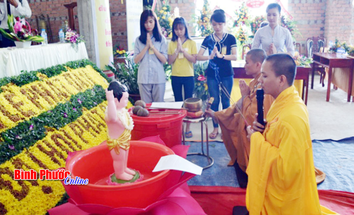 Nghi lễ tắm Phật tại đại lễ Phật đản do Ban trị sự giáo hội Phật giáo huyện Hớn Quản tổ chức