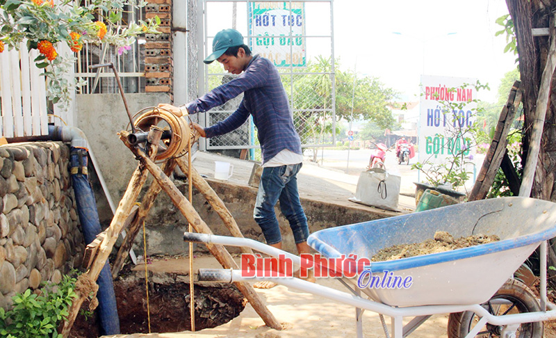 Để có nước sinh hoạt, người dân Phước Long phải đào thêm giếng (ảnh chụp tại quán cà phê Dorly, khu phố 5, phường Long Thủy)