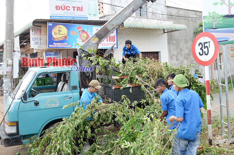 Lực lượng đoàn viên thanh niên dọn dẹp suối Cầu Trắng, phường Phú Đức