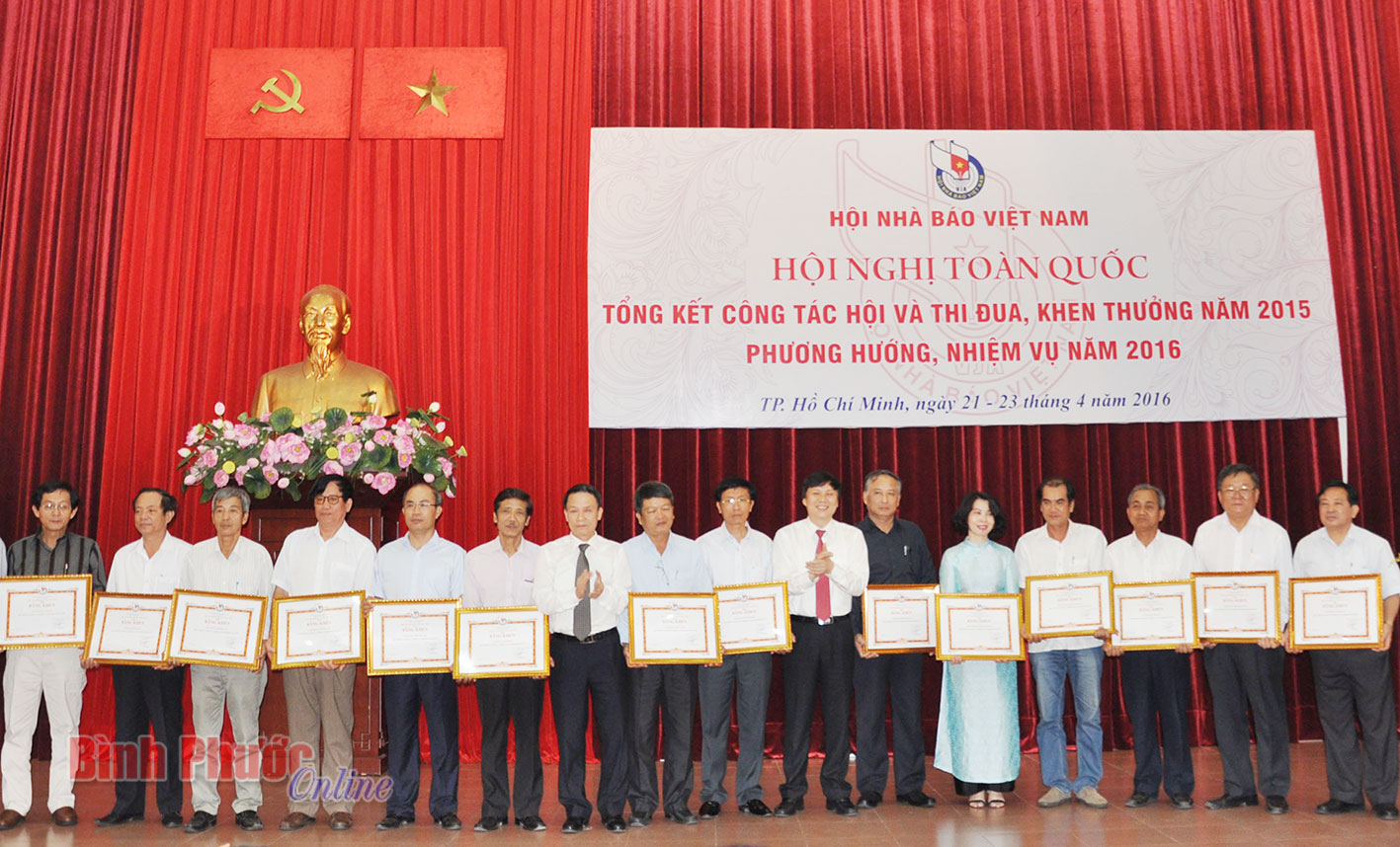 Trao bằng khen cho các tập thể có thành tích xuất sắc trong phong trào hội năm 2015