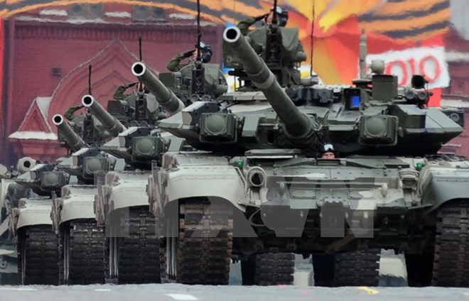 Xe tăng T-90 của Nga diễu binh trên quảng trường Đỏ, thủ đô Mátxcơva.