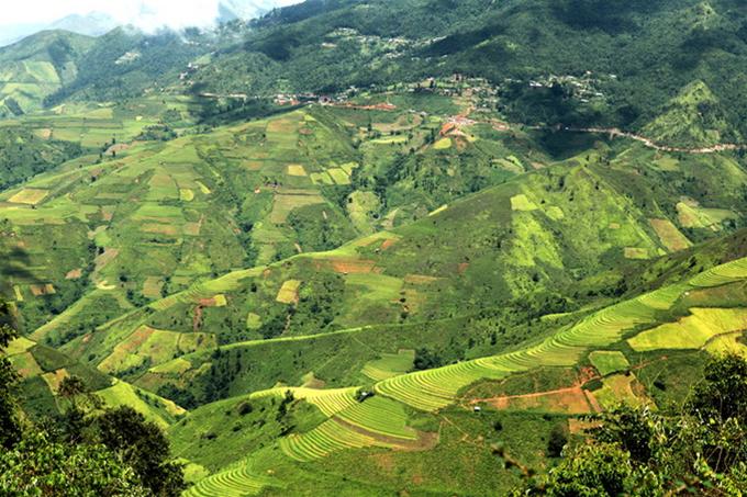 Tấm áo sắc màu - Ảnh: Châu Giang