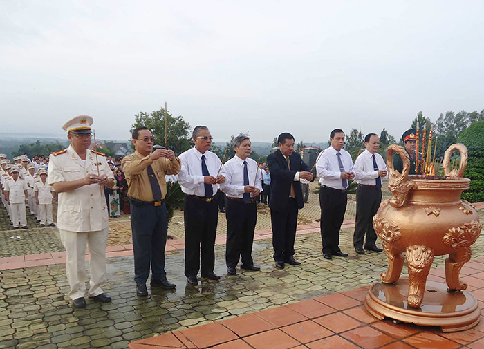 Đoàn đại biểu lãnh đạo tỉnh đặt vòng hoa và thắp hương trên đài tưởng niệm