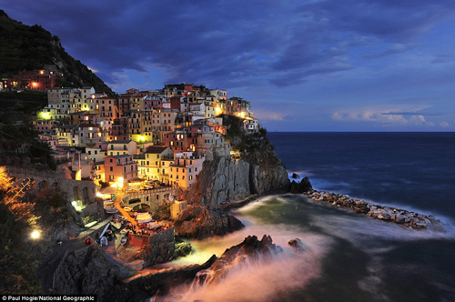 Ngôi làng Manarola ven biển ở Italy không thể đẹp hơn nhờ sự kết hợp của biển cả, vách đá và ánh sáng từ những ngôi nhà san sát.