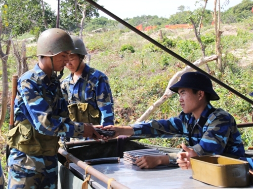 Chiến sĩ mới nhận đạn vào tuyến bắn ở tư thế đứng bắn bài 1 súng Tiểu liên AK