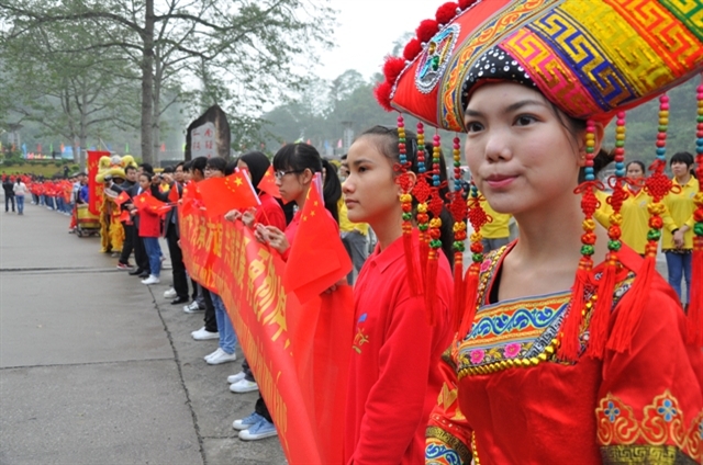 Các bạn thanh niên Trung Quốc chào đón tại Hữu Nghị Quan