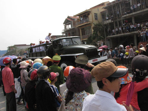 Đoàn linh xa đi qua H.Bố Trạch, Quảng Bình