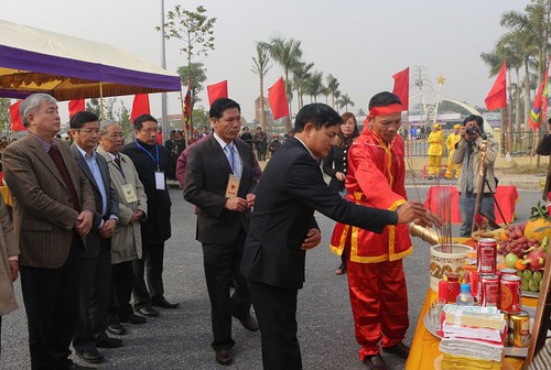 Các đại biểu dâng hương tế cáo thần Trống đồng và anh linh Đại tướng Võ Nguyên Giáp trước trước giờ thực hiện lễ chập lò