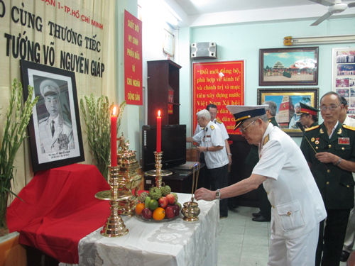 Nhiều vị tướng lĩnh Miền Nam kính cẩn thắp hương tỏ lòng tiếc thương vị tướng lĩnh tài ba, đức độ của Việt Nam.