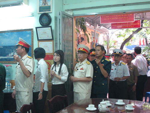 Các cựu chiến binh, đoàn viên thanh niên xếp hàng dài để vào thắp hương trước di ảnh Đại Tướng.