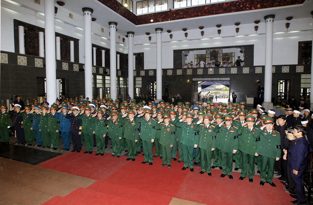 Đoàn đại biểu Quân ủy Trung ương và Bộ Quốc phòng, do Đại tướng Phùng Quang Thanh, Ủy viên Bộ Chính trị, Phó Bí thư Quân ủy Trung ương, Bộ trưởng Bộ Quốc phòng dẫn đầu, viếng Đại tướng Võ Nguyên Giáp - Ảnh: TTXVN