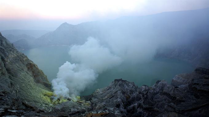 Hồ nước ở miệng núi lửa Ijen cùng đám khói bốc lên từ mỏ lưu huỳnh