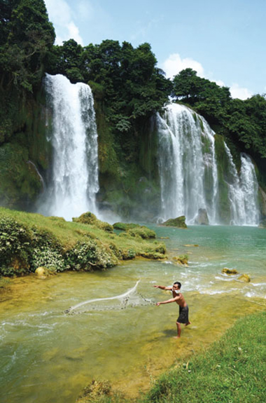 Mưu sinh dưới chân thác.