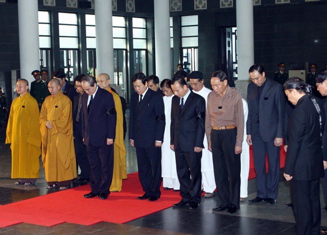 Đoàn đại biểu Trung ương Mặt trận Tổ quốc Việt Nam do đồng chí Nguyễn Thiện Nhân, Ủy viên Bộ Chính trị, Chủ tịch Ủy ban Mặt trận Tổ quốc Việt Nam, Phó Thủ tướng Chính phủ dẫn đầu viếng đồng chí Thượng tướng Trần Văn Quang