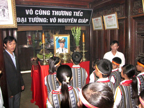 Học sinh Trường dân tộc nội trú Lệ Thủy đến viếng Đại tướng 2