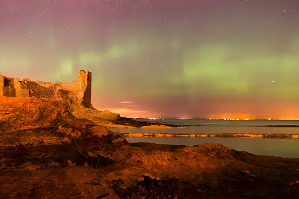 1. Lâu đài St. Andrew, Scotland dưới ánh sáng cực quang