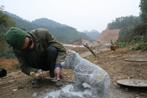 Gia chủ phải tự tay tạc chó đá.