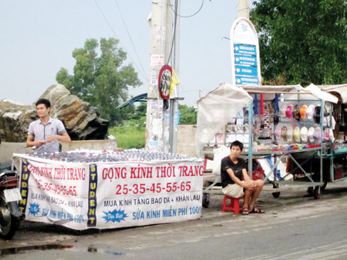 Ít ai biết các 'ông chủ' của những sạp hàng rong này là cử nhân đại học - Ảnh: Hữu Thành