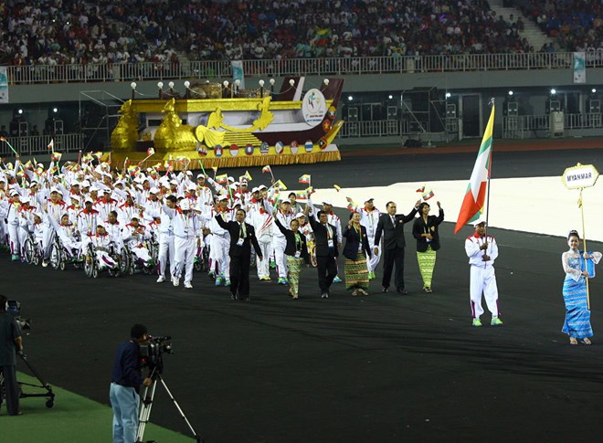 Đoàn thể thao khuyết tật nước chủ nhà Myanmar diễu hành tại lễ khai mạc Para Games 7. 