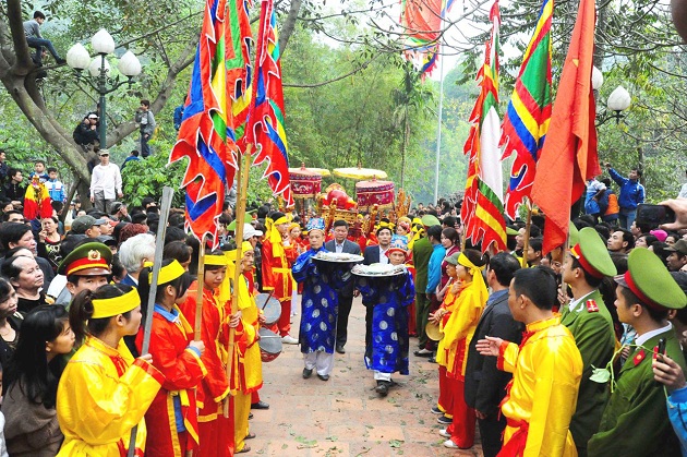 Lễ hội diễn ra trong 3 ngày với đầy đủ các nghi lễ truyền thống như: lễ khai quang, lễ rước, lễ dâng hương, dâng hoa tre lên đền Thượng, nơi thờ Thánh Gióng