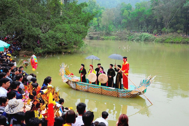 Liền anh, liền chị hát quan họ tại Hội Gióng