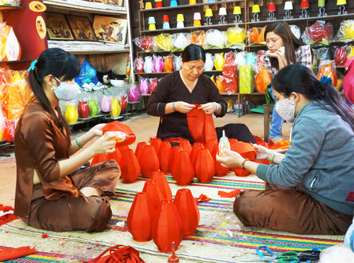 Tại các cơ sở sản xuất đèn lồng truyền thống, những người thợ miệt mài lao động  để tạo ra các sản phẩm làm đẹp cho phố cổ.