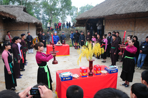 Ngày hội, dân bản dậy sớm, nhà nhà sáng đèn, bếp lửa rực hồng, các gia đình luộc bánh, đồ xôi ngũ sắc, luộc thịt gà, thịt lợn và các sản vật địa phương mang lên góp lễ làng và đãi khách…