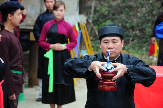 Các già làng kính cẩn dâng lễ vật thờ Thành hoàng.