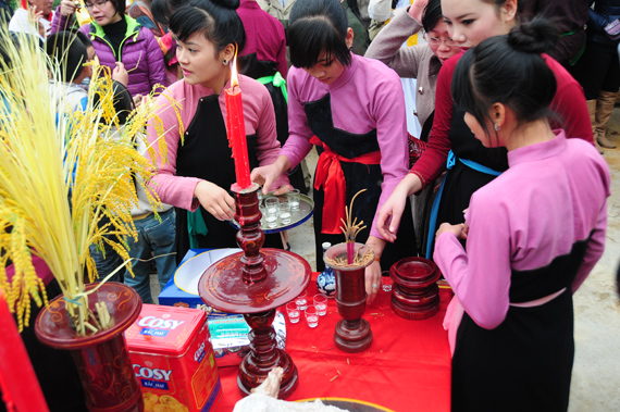 Trong không khí mùa xuân rộn rã, người dân trong bản mời khách ăn cơm…