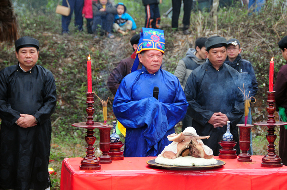 Khi lễ vật được sắp đặt chu đáo, không gian âm vang những điệu trống lúc trầm lúc bổng, các chính chủ trang nghiêm, thành kính hướng tới giờ hành lễ.