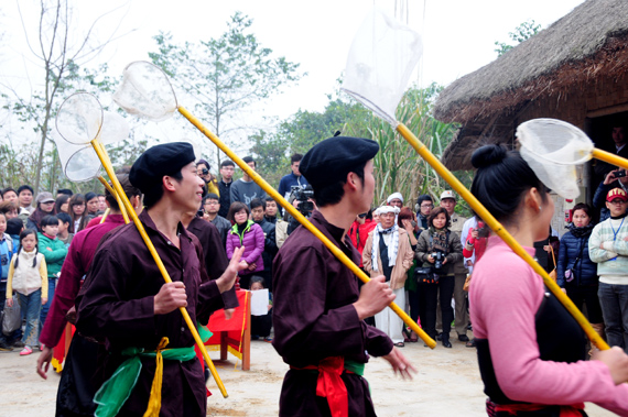 Nhạc cụ dân tộc trống, kèn và gõ những ống nứa to nhỏ, dài ngắn khác nhau rất dân dã  và độc đáo, tạo ra những âm thanh rộn rã lúc khoan lúc nhặt giữ nhịp cho điệu nhảy.