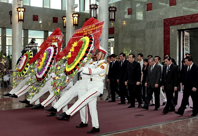 Đoàn đại biểu Văn phòng Quốc hội do ông Huỳnh Ngọc Sơn, Phó Chủ tịch Quốc hội làm Trưởng đoàn viếng Thượng tướng Phùng Thế Tài. (Ảnh: Thế Anh/TTXVN)