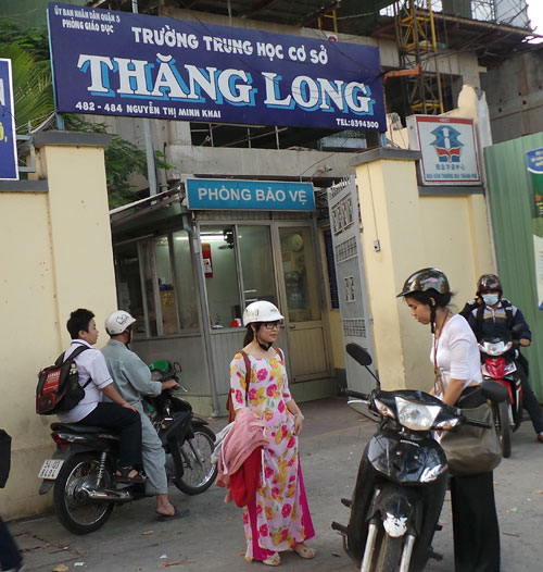 Trấn lột học sinh, bị công an bắt tại trận