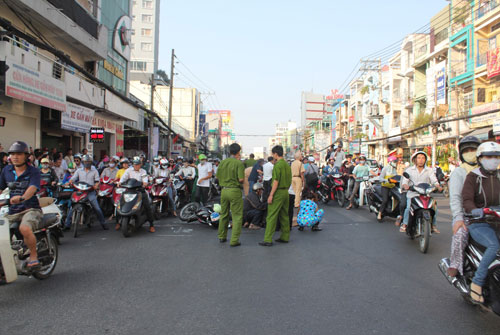 Xe buýt cán chết học sinh, đường kẹt cứng