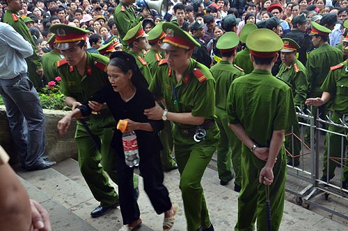 Cụ Lê Thị Nghĩa (73 tuổi, ở phường Đông Sơn, Sầm Sơn, Thanh Hóa) vốn mắc bệnh tim nên đã bị ngạt thở khi chôn chân trong dòng người dự lễ