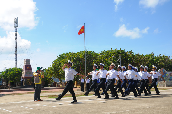 Lễ chào cờ của cán bộ, chiến sỹ trên đảo Trường Sa.