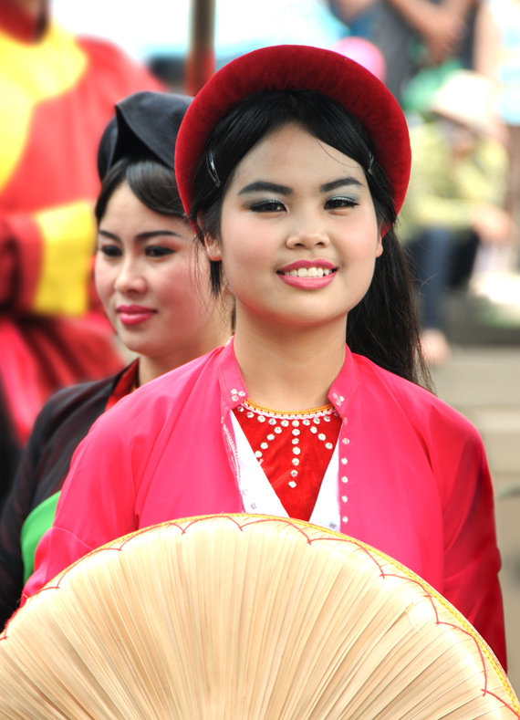 Không chỉ tôn vinh vẻ thanh lịch, duyên dáng của các liền anh, liền chị, mà trang phục Quan họ vùng Đồng bằng Bắc bộ còn góp phần làm đẹp thêm những giá trị đặc sắc của dân ca Quan họ - di sản văn hoá phi vật thể đại diện của nhân loại.