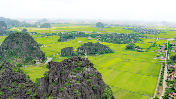 Toàn cảnh thành phố Ninh Bình nhìn từ Tam Cốc