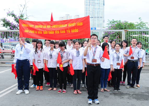 ... và Hoàng Sa là một phần thiêng liêng không thể tách rời của Tổ quốc Việt Nam  được các em học sinh tạo hình.