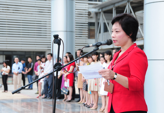 Hiệu trưởng Lê Thị Oanh đã thay mặt nhà trường gửi “Thông điệp hòa bình” tới toàn thể giáo chức, học sinh, sinh viên và nhân dân các nước, các lực lượng yêu chuộng hòa bình trên thế giới hãy tích cực ủng hộ Việt Nam trong cuộc đấu tranh bảo vệ công lý, bảo vệ hòa bình và lẽ phải.