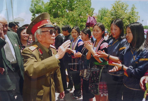 Tháng 4-2004, Đại tướng Võ Nguyên Giáp trở lại thăm chiến trường  Điện Biên Phủ năm xưa