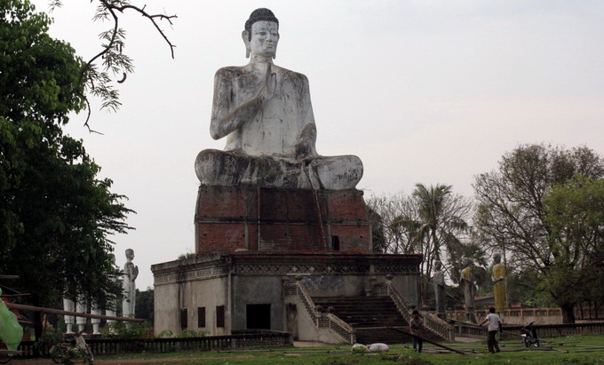 Tương Phật khổng lồ tại Wat Ek Phnom.