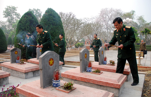 Thượng tướng Nguyễn Thành Cung (bên phải ảnh), Thứ trưởng Bộ Quốc phòng thắp hương tưởng niệm các anh hùng liệt sĩ tại Nghĩa trang Độc Lập, xã Thanh Nưa, huyện Điện Biên, tỉnh Điện Biên.