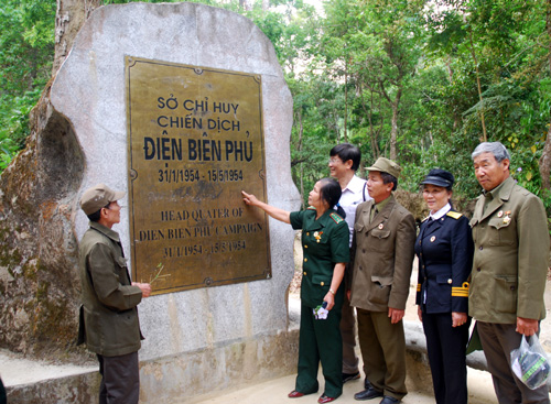 Các cựu chiến binh tham quan Sở Chỉ huy chiến dịch Điện Biên Phủ.