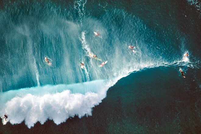 Những người lướt sóng trên con sóng lớn, Oahu, Hawaii, 1998.