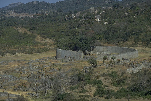 Great Zimbabwe là một khu phức hợp nhiều tàn tích bằng đá, trải dài trên một khu vực rộng lớn tại quốc gia Zimbabwe. Được xây dựng bởi người Bantu bản địa, công trình được xây từ thế kỷ 11 và kéo dài 300 năm. Lý do khu này bị bỏ hoang có thể là bất ổn chính trị, nạn đói, thiếu nước do biến đổi khí hậu hoặc do giao thương giảm.