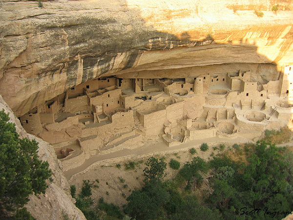 Mesa Verde nằm tại phía tây nam Colorado và là khu nhà nổi tiếng trong vách đá của người Anasazi cổ xưa. Một số ngôi nhà này rất rộng lớn, có tới 150 phòng. Mesa Verde được xây dựng từ thế kỷ thứ 12 và đến năm 1300, người Anasazi rời bỏ đi. Có rất nhiều giả thuyết vè sự ra đi này như mùa màng hư hại, hạn hán hoặc do sự xâm chiếm của các bộ lạc khác từ phương Bắc.